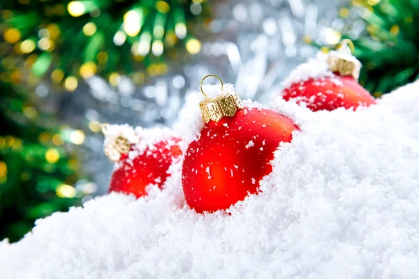 Decoração do feriado de Natal com neve branca e vermelhas tigelas — Fotografia de Stock