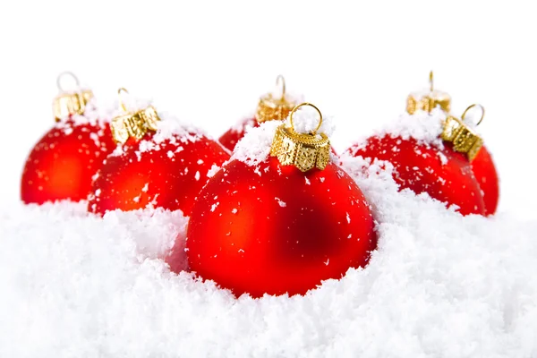 Різдвяні святкові прикраси з білими сніговими та червоними чашами — стокове фото