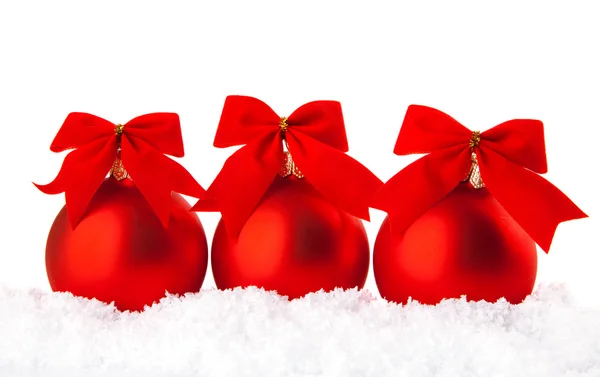 白い雪と赤いボールのクリスマスの休日の装飾 — ストック写真