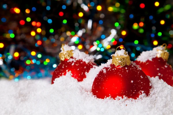 Decoração do feriado de Natal com neve branca e vermelhas tigelas — Fotografia de Stock