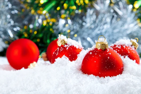Рождественские праздничные украшения с белым снегом и красные шары — стоковое фото