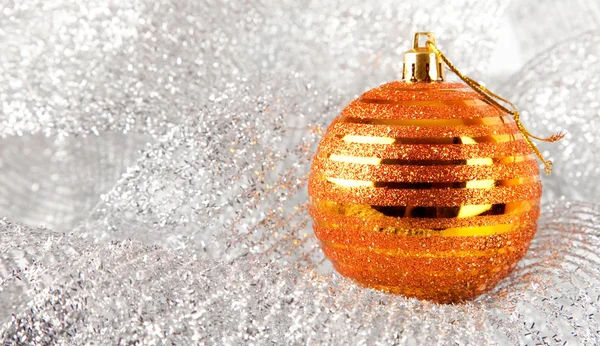 Boże Narodzenie wakacje ozdoba ze złotą piłkę — Zdjęcie stockowe