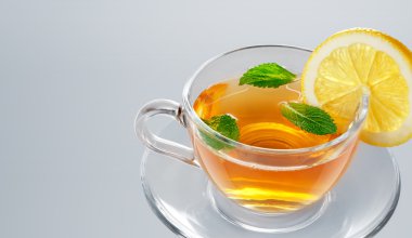 çay fincan nane yaprağı ve limon ile