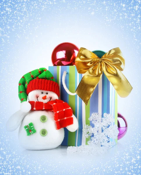 Noel mavi arka plan ile tatil hediye — Stok fotoğraf