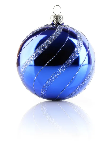 Weihnachten Urlaub blaue Kugel isoliert auf weiss — Stockfoto