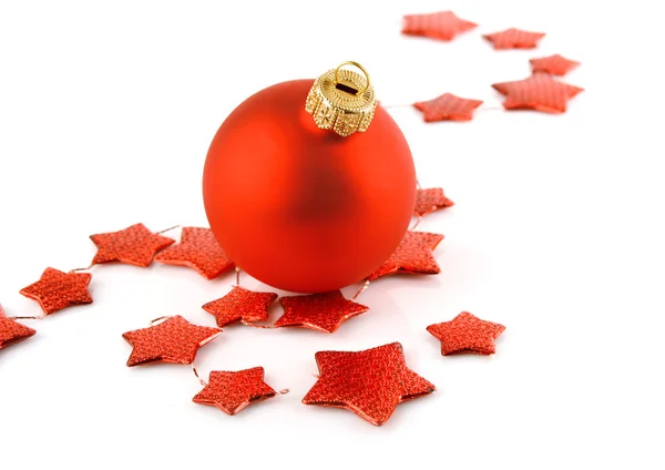 सफेद पर अलग सितारों के साथ क्रिसमस अवकाश लाल गेंद — स्टॉक फ़ोटो, इमेज