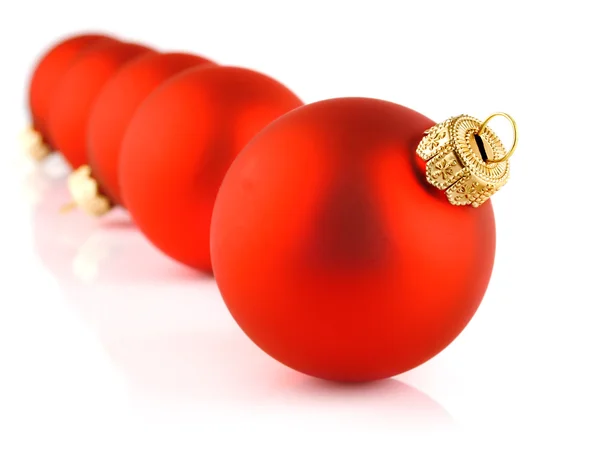 Κόκκινη Χριστουγεννιάτικη μπάλα και αστέρια που απομονώνονται σε λευκό — Φωτογραφία Αρχείου