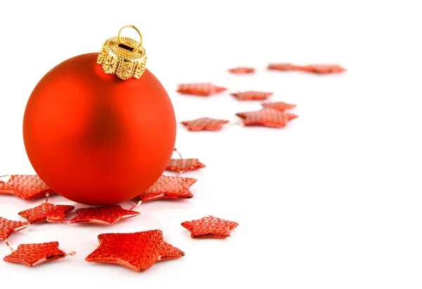 赤いクリスマス ボールと白で隔離される星 — ストック写真