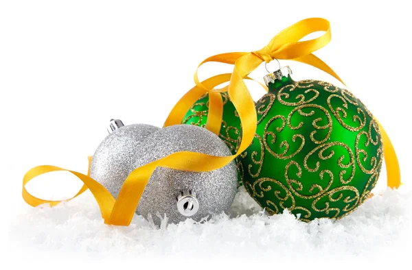 Зеленые шарики в снегу с золотой лук — стоковое фото