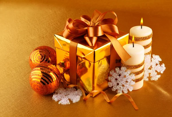 Різдвяний подарунок у золотій коробці з бантом — стокове фото