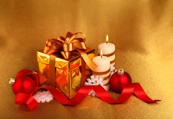 धनुष के साथ गोल्ड बॉक्स में क्रिसमस उपहार — स्टॉक फ़ोटो, इमेज