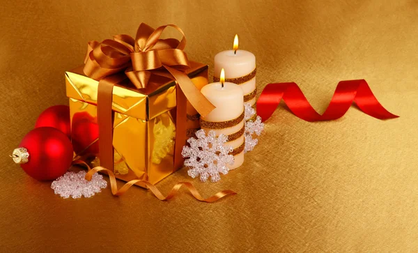 Christmas gift in gold box with bow — Stok Foto