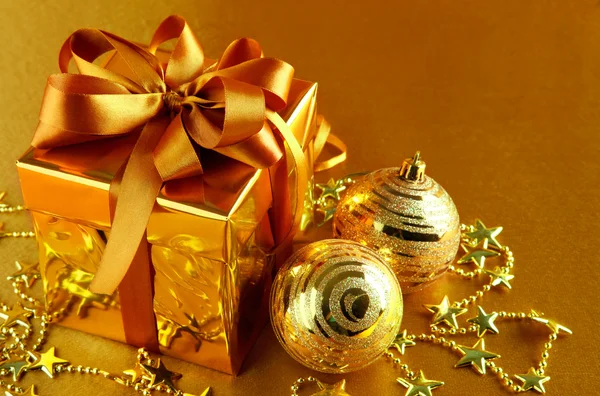 Cadeau de Noël en or boîte avec bow — Photo