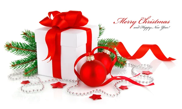 圣诞礼物与红球和分支 firtree — 图库照片