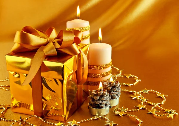Presente de Natal em ouro caixa com laço — Fotografia de Stock