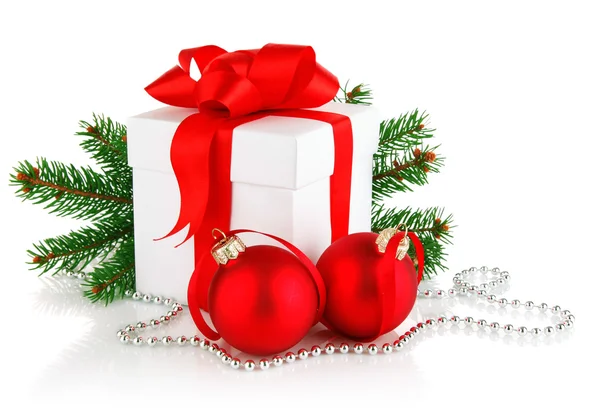 Presente de Natal com bolas vermelhas e abeto de filial — Fotografia de Stock