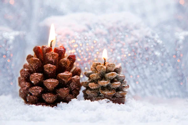 Різдвяні святкові прикраси з палаючими свічками — стокове фото