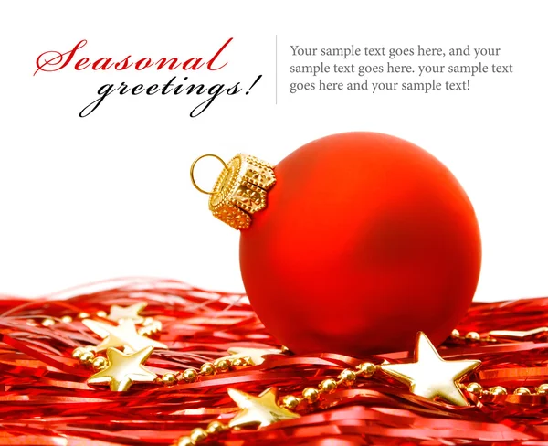 Decoración de vacaciones de Navidad con bol rojo y estrellas de oro — Foto de Stock
