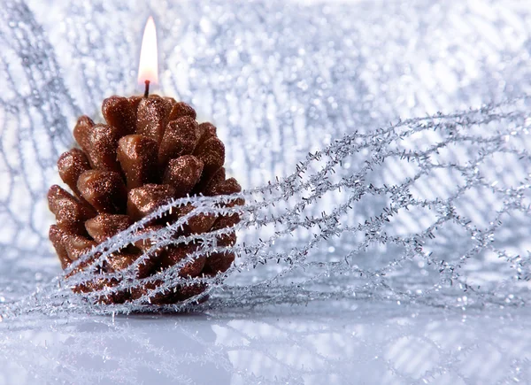 Decoração do feriado de Natal com vela festiva — Fotografia de Stock