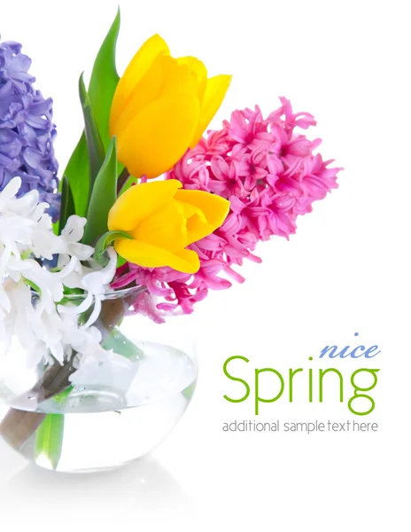Frühlingsblumen in Glasvase — Stockfoto