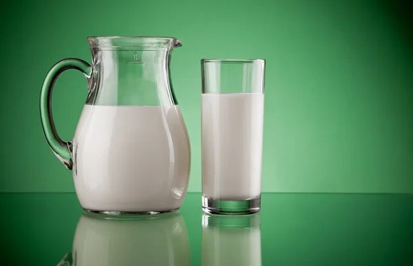 水罐和玻璃与牛奶 — 图库照片