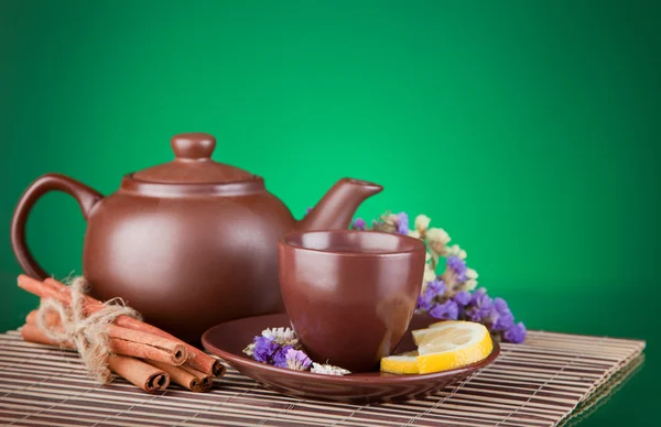 Bule de cerâmica com chá — Fotografia de Stock
