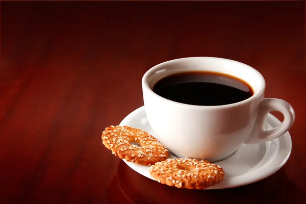 Taza de café en un platillo con pasteles —  Fotos de Stock