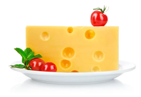 Сыр в пластине с помидорами и листьев — стоковое фото