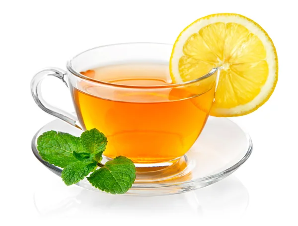 Чай в чашці з листовою м'ятою і лимоном — стокове фото