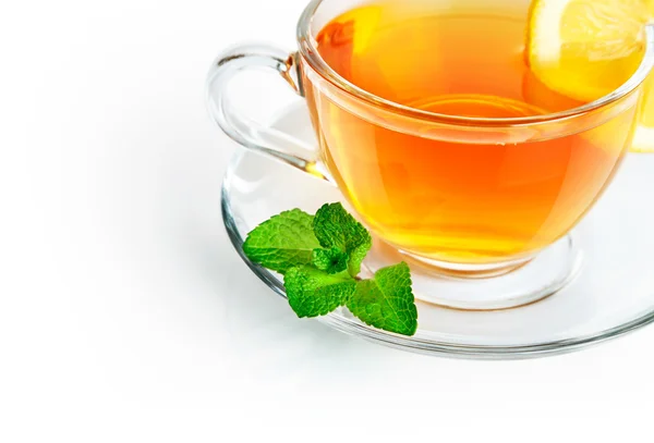 Tee in Tasse mit Minze und Zitrone — Stockfoto