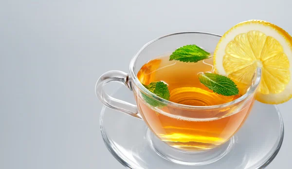 Chá em xícara com hortelã e limão — Fotografia de Stock