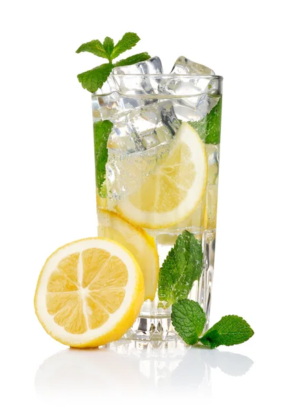 Стакан свежей холодной воды с лимоном — стоковое фото