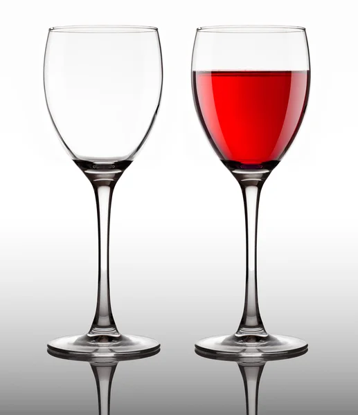 Gobelet en verre vide et plein avec vin rouge — Photo