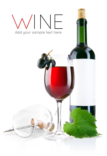 stock image Red wine in glass with grapes