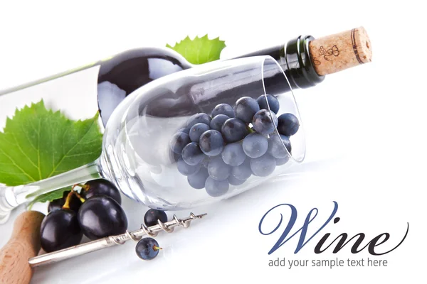 Garrafa de vinho com vidro e uvas — Fotografia de Stock