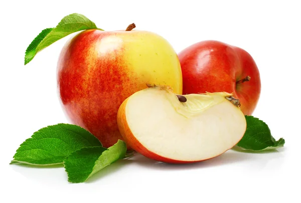 Frutas rojas de manzana con hojas cortadas y verdes —  Fotos de Stock