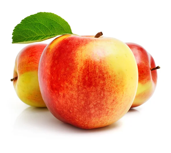 Roter Apfel Frucht mit grünen Blättern — Stockfoto