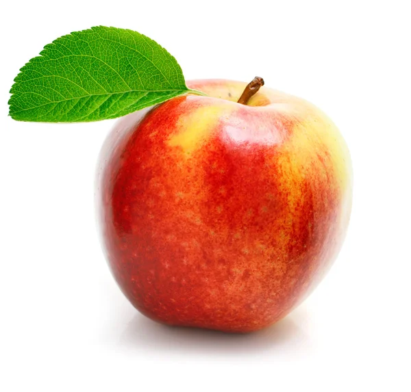 Fruta maçã vermelha com folhas verdes — Fotografia de Stock