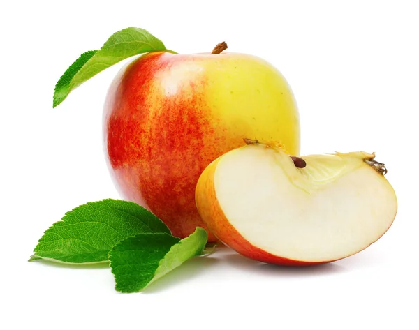 Frutti di mela rossa con taglio e foglie verdi — Foto Stock