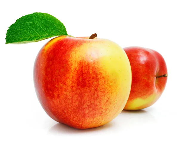 Frutta mela rossa con foglie verdi — Foto Stock