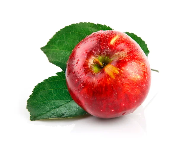 Ovoce čerstvé jablko se zelenými listy — Stock fotografie