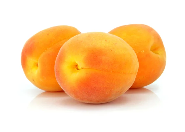 Tre färska aprikos frukter isolerade — Stockfoto