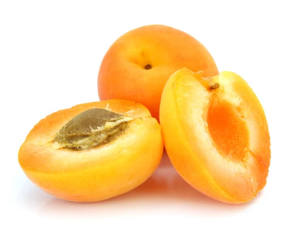 Tre färska aprikos frukter — Stockfoto