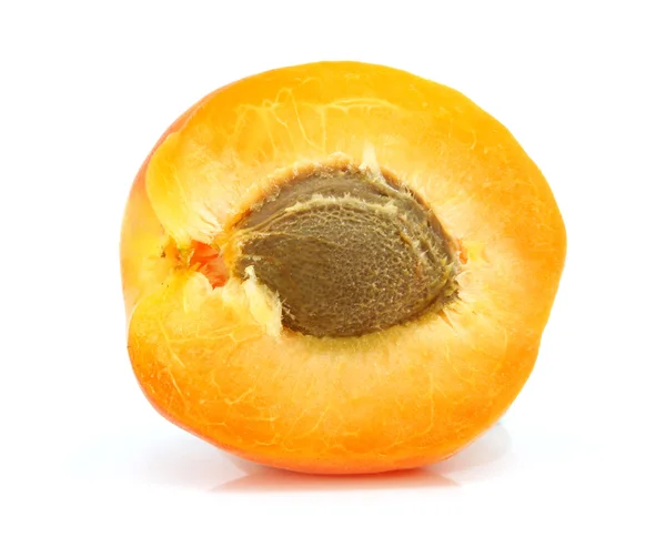 Fruits abricots frais coupés isolés — Photo