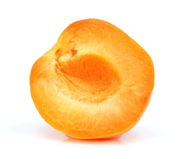 Свежие абрикосов фрукты, вырезать изолированных — стоковое фото