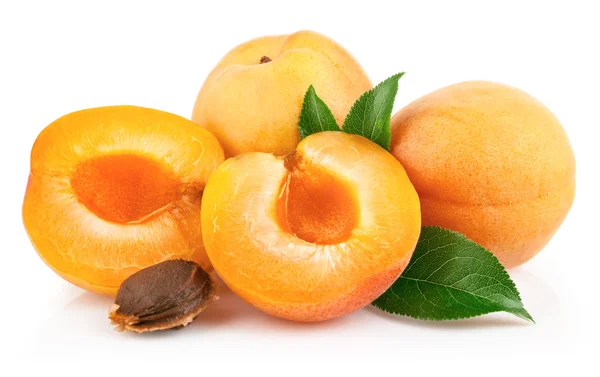 Aprikosen Früchte mit grünen Blatt — Stockfoto