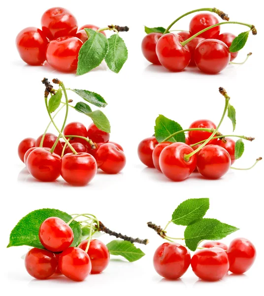 Conjunto de frutas cerejas vermelhas com folhas verdes — Fotografia de Stock