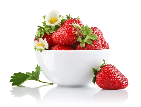 Erdbeere mit grünem Blatt und Blüte — Stockfoto