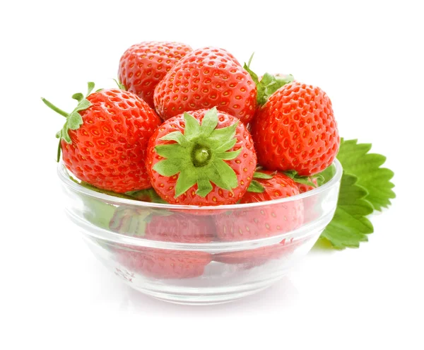 Rode strawberry vruchten in de glazen vaas — Stockfoto
