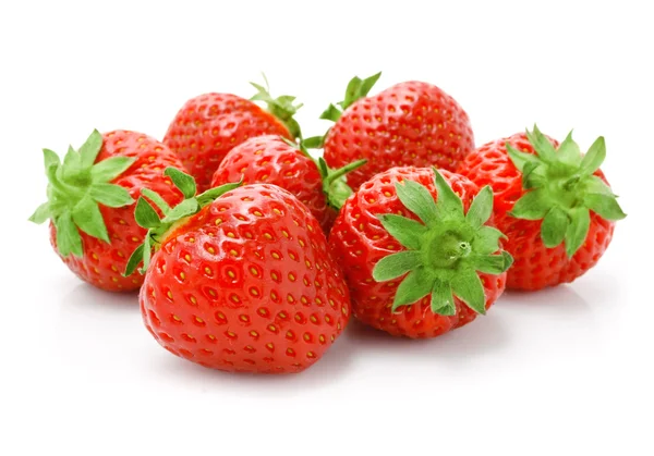 Rojos fresas frutas aislados en blanco — Foto de Stock
